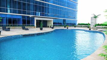 Kolam renang outdoor