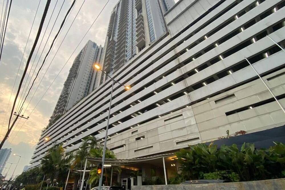 Spacious And Lavish 4Br At The Via And The Vue Ciputra World Apartment