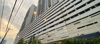 Spacious And Lavish 4Br At The Via And The Vue Ciputra World Apartment
