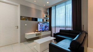 Living area - Spacious And Lavish 4Br At The Via And The Vue Ciputra World Apartment (Surabaya)
