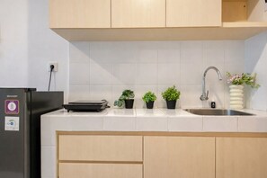 Standard Studio | Private kitchen | Electric kettle - Neat Studio For 2 Pax At Tokyo Riverside Pik 2 Apartment (Teluknaga)