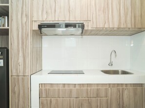 Private kitchen - Functional Studio With Murphy Bed At Tokyo Riverside Pik 2 Apartment (Teluknaga)