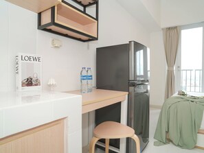Private kitchen - Nice Studio With Comfort At Apartment Tokyo Riverside Pik 2 (Teluknaga)