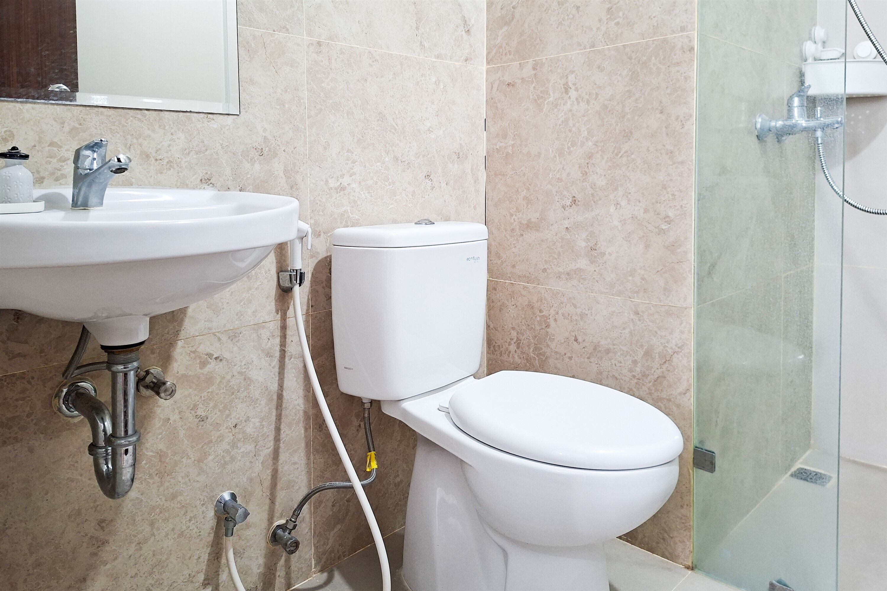 Un baño con lavamanos, inodoro y ducha.