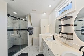 Hair dryer, towels, soap, toilet paper - Costa 3-4BD LakeFront Residence - Peace - Views (Auburndale)