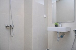 Bathroom - Urban Chic Studio At Vasaka Solterra Apartment (Jakarta)