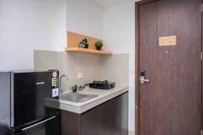 Standard Studio | Private kitchen - Urban Chic Studio At Vasaka Solterra Apartment (Jakarta)