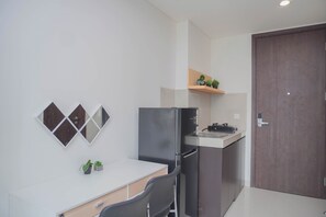 Private kitchen - Comfortable And Lovely Studio At Apartment Vasaka Solterra (Jakarta)