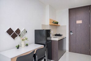 Private kitchen - Nice Look Studio Apartment At Vasaka Solterra (Jakarta)