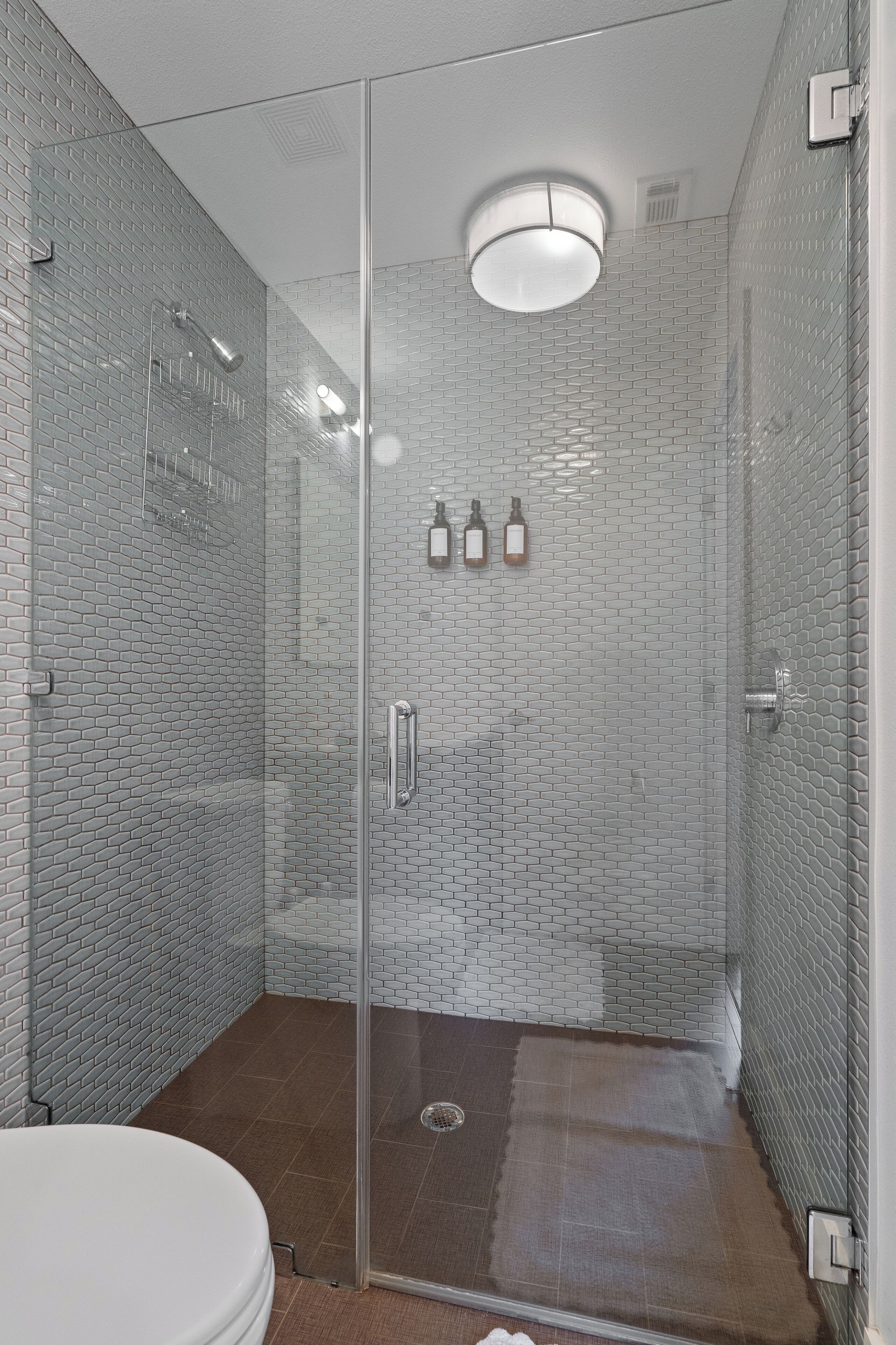 Dusche, Haartrockner, Handtücher, Seife