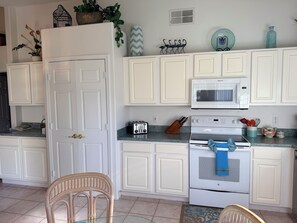 Fridge, microwave, oven, stovetop - Tremendous 4 bed. -King Triton’s Castle.  Free Snacks. Pool Spa. 4mi Disney (Kissimmee)