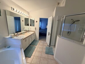 Shower, hair dryer, towels, soap - Tremendous 4 bed. -King Triton’s Castle.  Free Snacks. Pool Spa. 4mi Disney (Kissimmee)