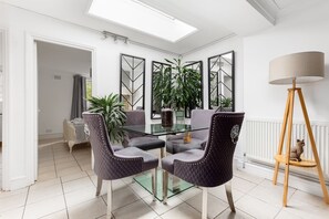 Dining - Spacious 2 Bed, 2 Bath Zone 2 Flat with Garden (London)