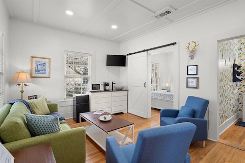 Laurel’s Historic Downtown 1930s Cottage