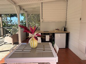 Outdoor dining - Vrbo Property (Lamentin)