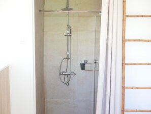 Hair dryer, towels, soap, shampoo - Charming air-conditioned cottage in the heart of nature (Lamentin)