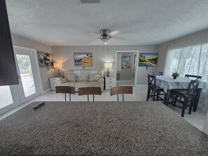 Dining - 2-bedroom apartment with water view in great location (Jensen Beach)