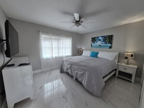 2 bedrooms, iron/ironing board, Internet, bed sheets - 2-bedroom apartment with water view in great location (Jensen Beach)