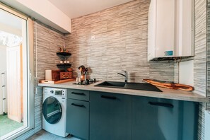 Refrigerador, microondas, parrilla de estufa y cafetera y tetera 