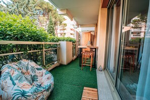 Outdoor dining - Studio Riviera – Beach, Pool, AC, Parking (Saint-Raphaël)