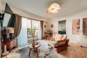 TV - Studio Riviera – Beach, Pool, AC, Parking (Saint-Raphaël)