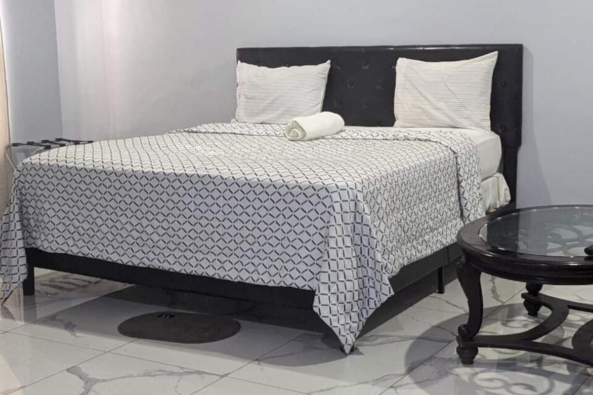 Executive Room, Ensuite | Premium bedding, desk, laptop workspace, blackout drapes