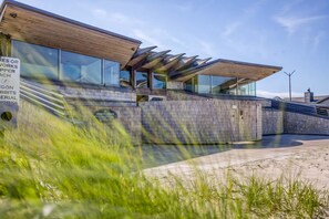 Exterior - The Sandcastle at Haystack Rock - Oceanfront Gem (Cloverdale)