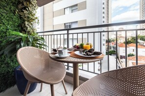 Apartemen Comfort, dapur, pemandangan kota | Tempat makan outdoor