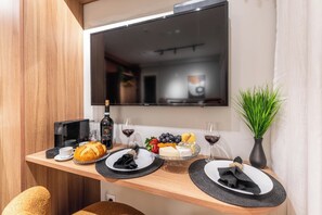 Apartemen Comfort, dapur, pemandangan kota | Tempat makan