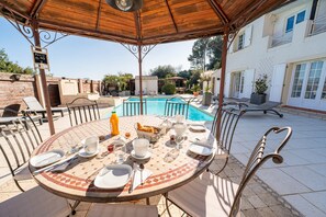 Outdoor dining - Exceptional Provençal Villa: Heated Pool, A/C, Parking, Up to 15 Guests (Trans-en-Provence)