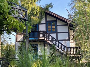 A traditional half-timbered house with a balcony, surrounded by greenery. - Come on in, relax, and make yourself comfortable. Idyllic location, close to downtown (Schwerin)