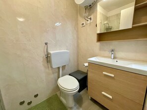 Appartamento, 2 camere da letto, balcone, vista città | Bagno