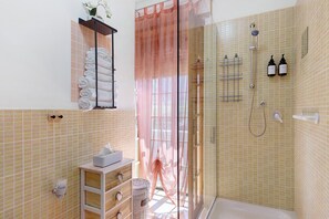 Dusche, Haartrockner, Handtücher
