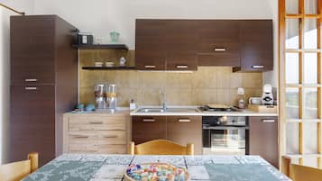 Fridge, oven, stovetop, coffee/tea maker
