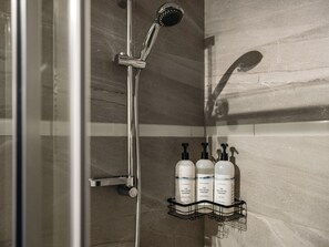 Haartrockner, Handtücher, Seife, Shampoo