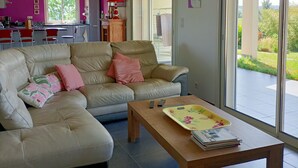 Un salon avec un canapé, une table basse et une vue sur l’extérieur.