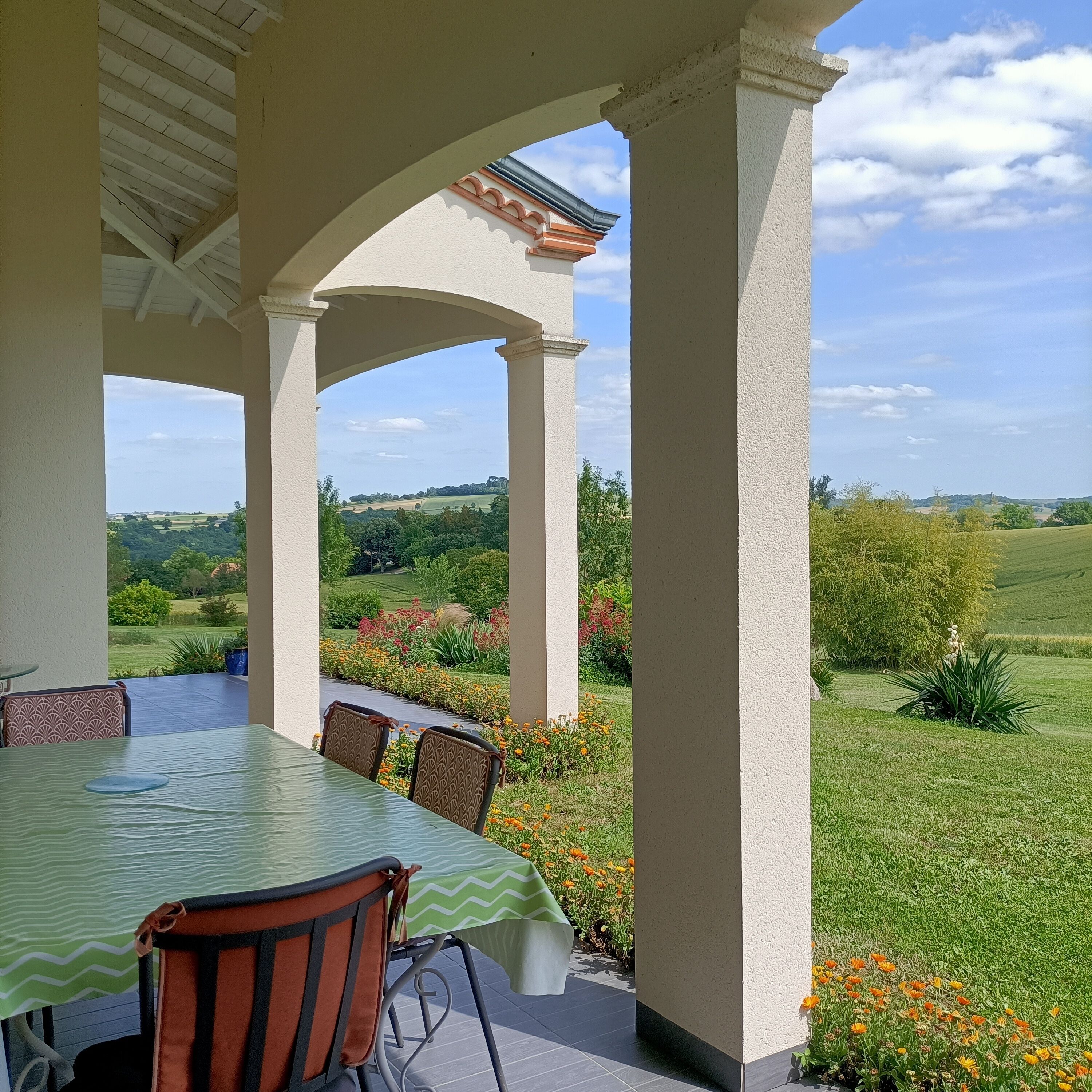 屋外ダイニングエリア