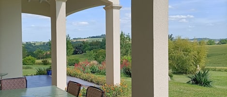 屋外ダイニングエリア