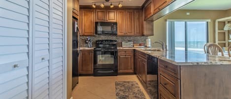 Casa, varias camas, balcón, vistas a la playa (Errol By The Sea 301) | Cocina privada