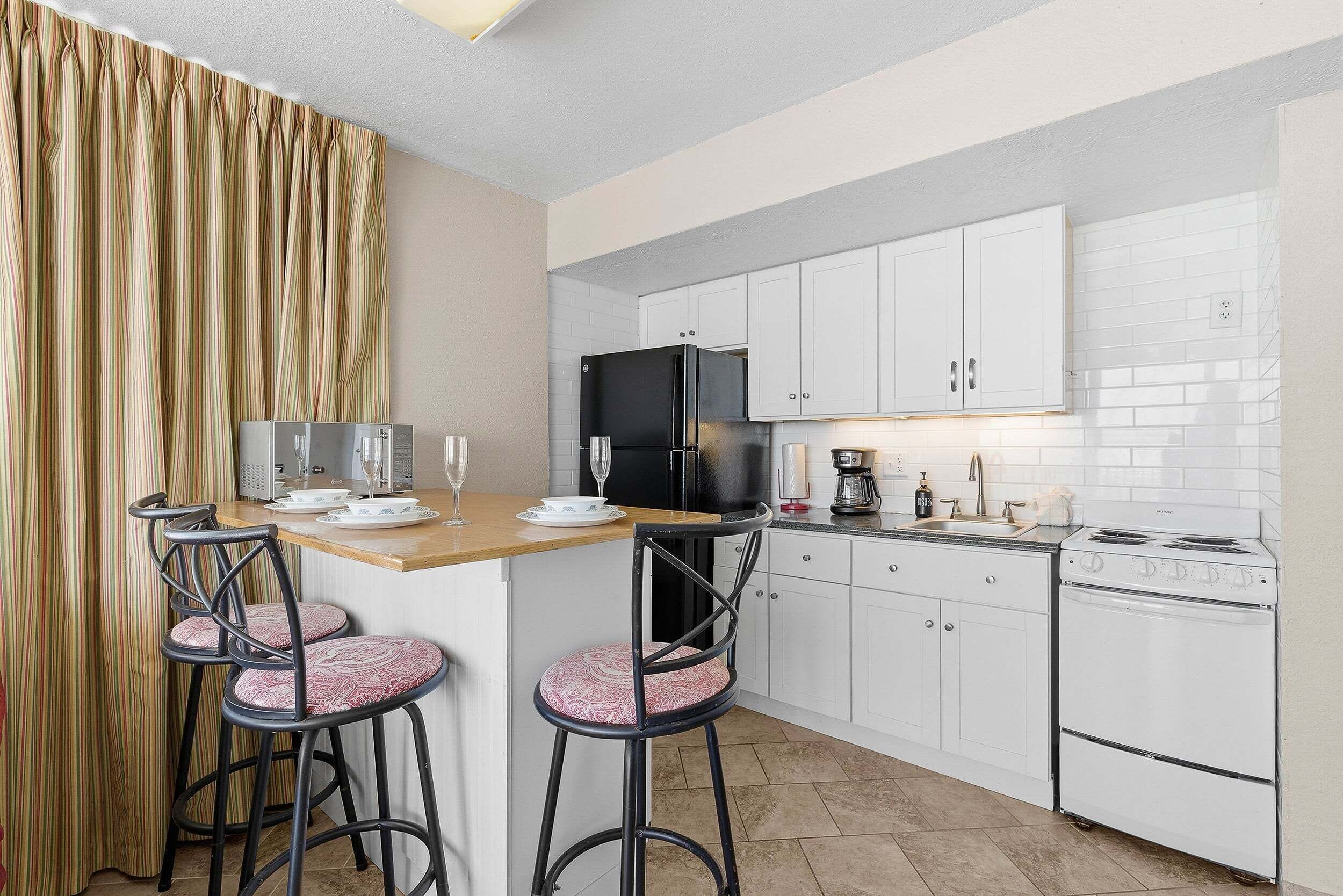 Condo, nhiều giường, ban công (Hawaiian Inn 502) | Bếp riêng | Bàn ăn 