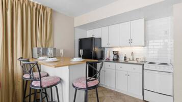 Condo, Berbilang Katil, Balcony (Hawaiian Inn 502) | Dapur peribadi | Meja makan