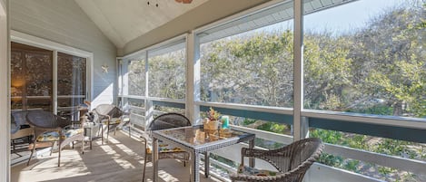 Villa, Plusieurs lits, cuisine, vue sur la piscine (Sea Woods Villa 277) | Restauration en plein air