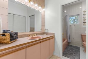 Towels, soap, shampoo, toilet paper - The Surf House (Fort Pierce)