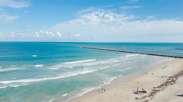 Sur la plage, chaise longue, serviettes de plage