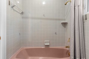 Serviettes fournies, savon, shampoing, papier toilette