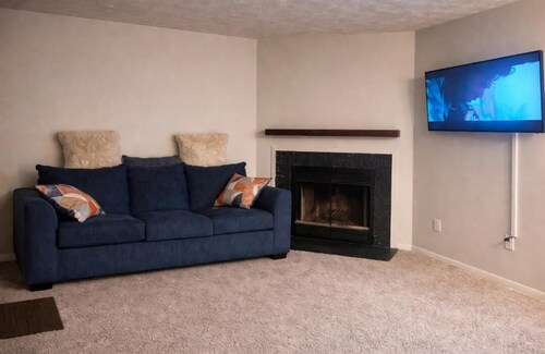 Cozy 2-bedroom condo in charming Newport News with AC