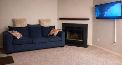 Cozy 2-bedroom condo in charming Newport News with AC