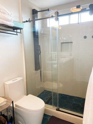 Shower, hair dryer, towels, soap - Family Friendly 3BR 2BA In The Middle of LA (Los Angeles)