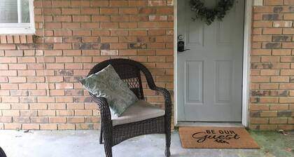 Cozy 1-bedroom Studio in enchanting Peachtree City with AC