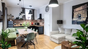Un appartamento moderno con zona pranzo, cucina e soggiorno.